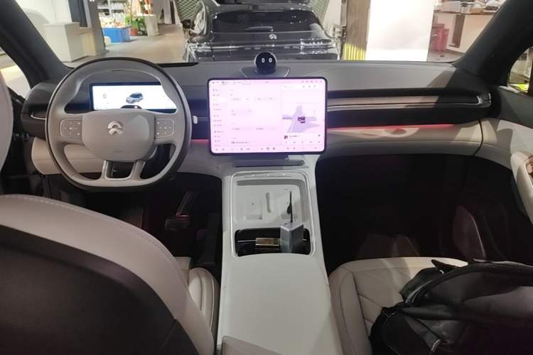 Used Nio ES6 2025 75 kWh Center Console
