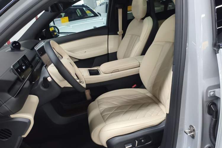 Used Nio ES6 2025 75 kWh Left Front Seat