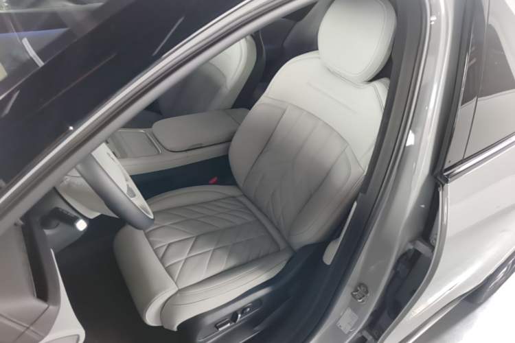 Used Nio ES6 2025 75 kWh Left Front Seat