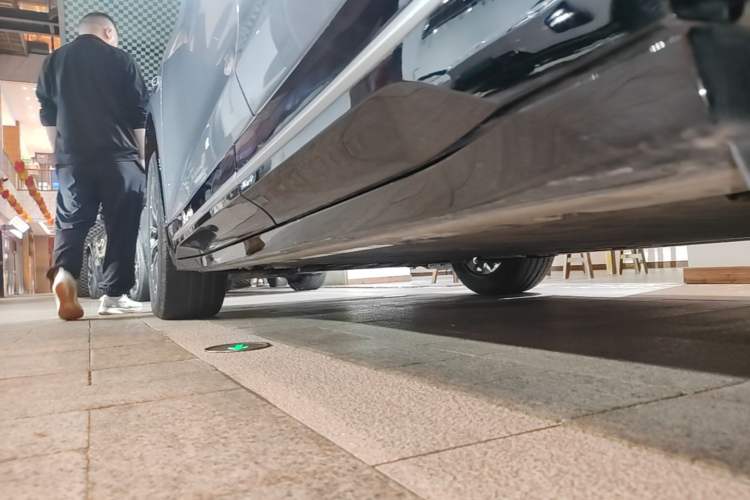 Used Nio ES6 2025 75 kWh Left Side Sill