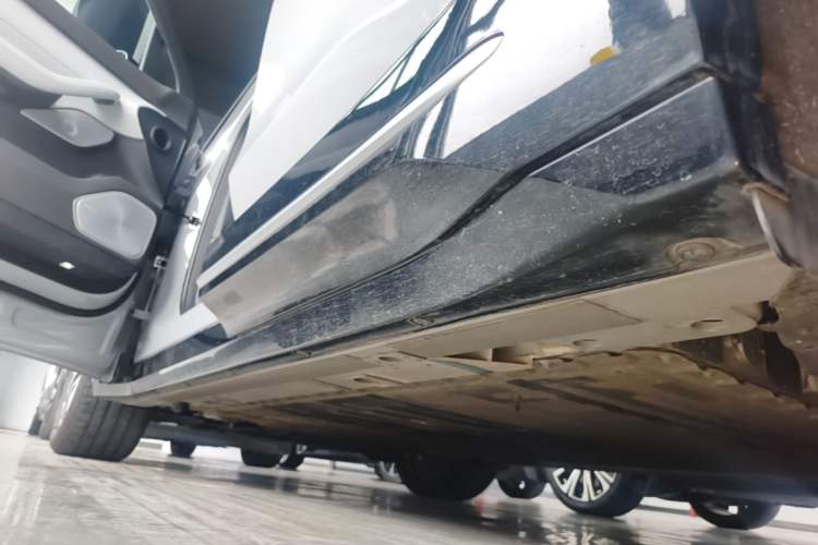Used Nio ES6 2025 75 kWh Left Side Sill