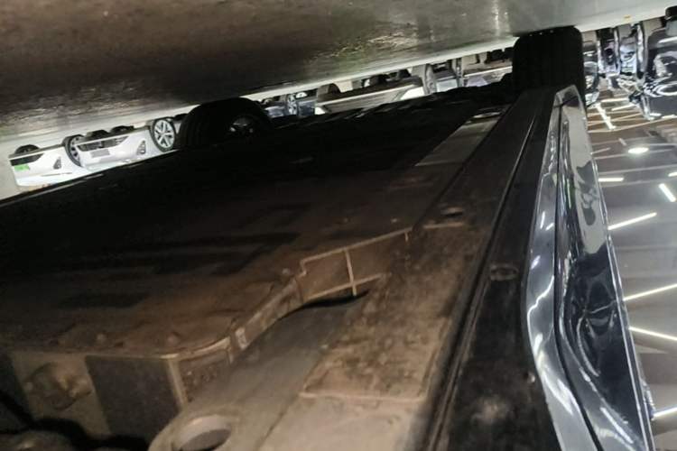 Used Nio ES6 2025 75 kWh Left Side Sill