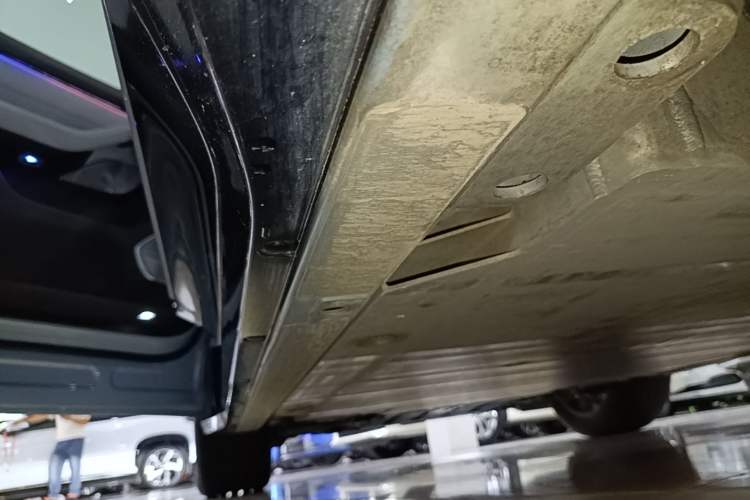 Used Nio ES6 2025 75 kWh Left Side Sill