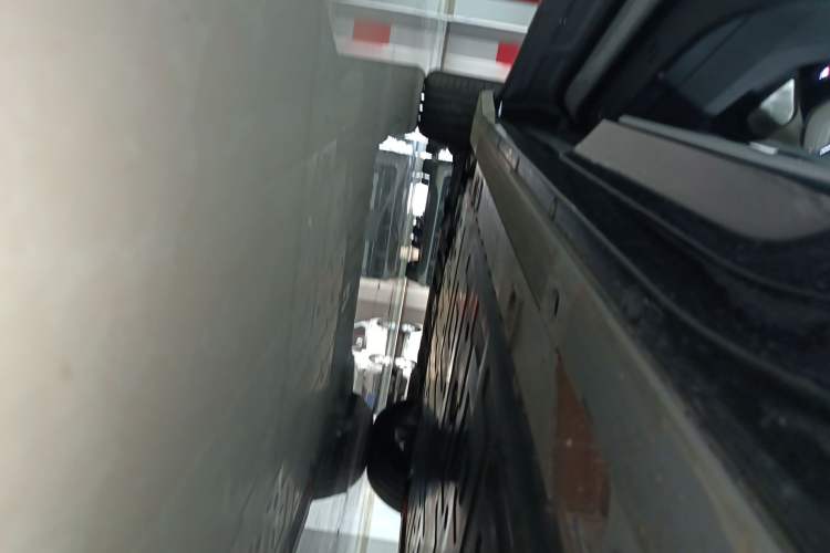 Used Nio ES6 2025 75 kWh Left Side Sill