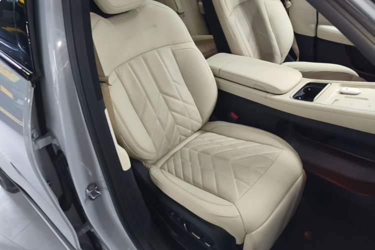 Used Nio ES6 2025 75 kWh Right Front Seat