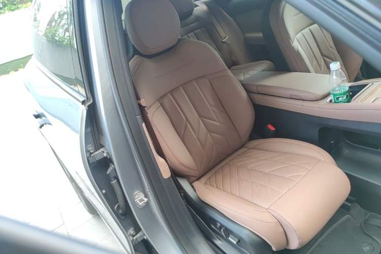 Used Nio ES6 2025 75 kWh Right Front Seat