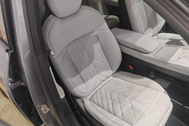 Used Nio ES6 2025 75 kWh Right Front Seat