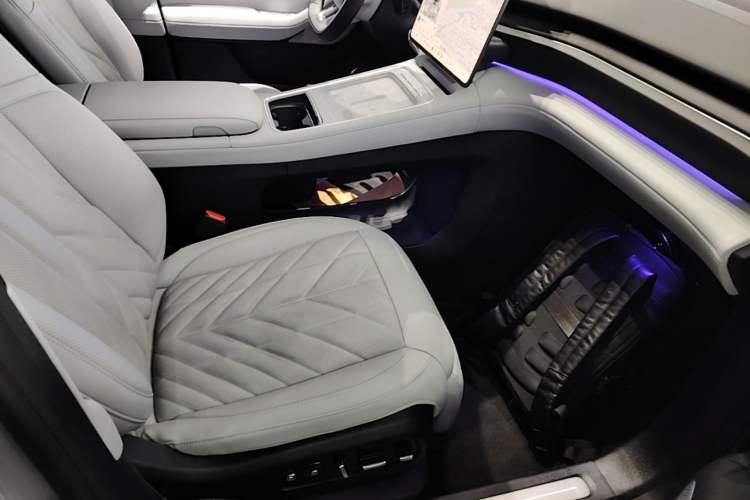 Used Nio ES6 2025 75 kWh Right Front Seat