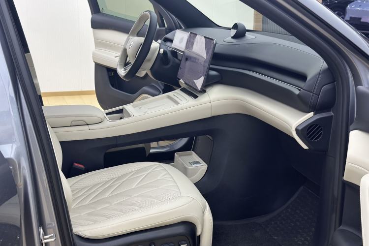 Used Nio ES6 2025 75 kWh Right Front Seat