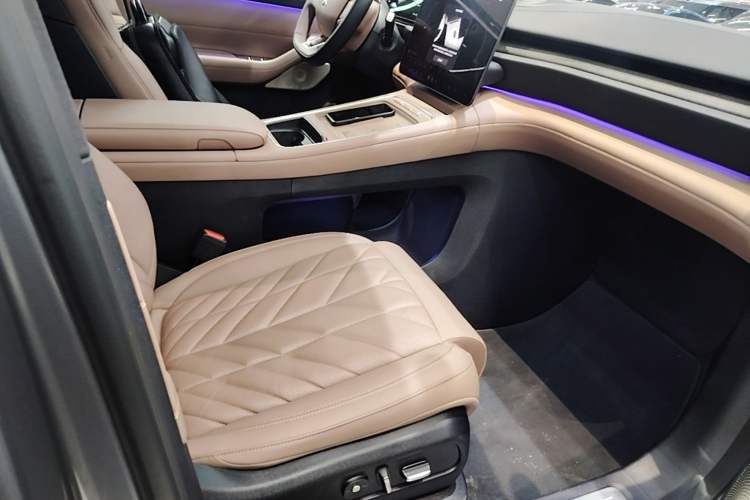 Used Nio ES6 2025 75 kWh Right Front Seat