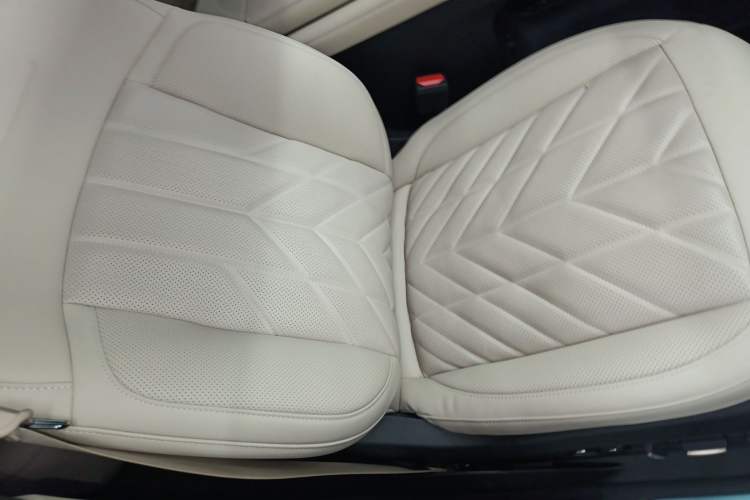 Used Nio ES6 2025 75 kWh Right Front Seat