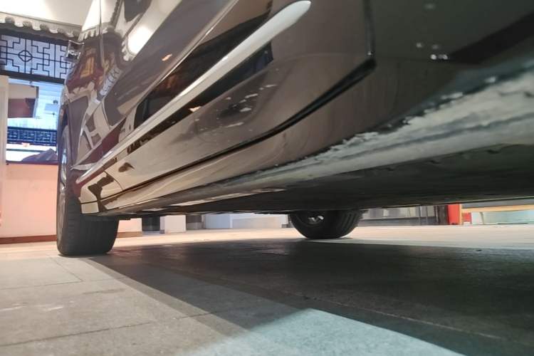 Used Nio ES6 2025 75 kWh Right Side Sill