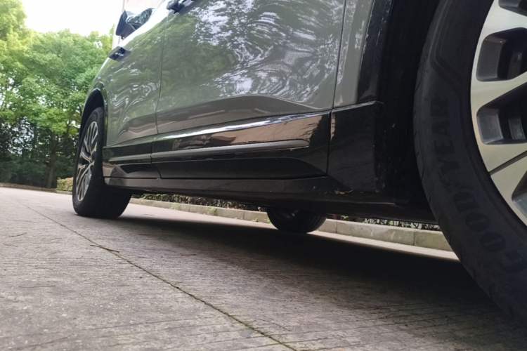 Used Nio ES6 2025 Model 100kWh 300,000th Anniversary Edition Right Side Sill