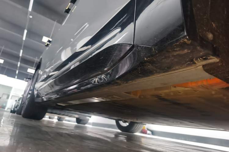 Used Nio ES6 2025 75 kWh Right Side Sill
