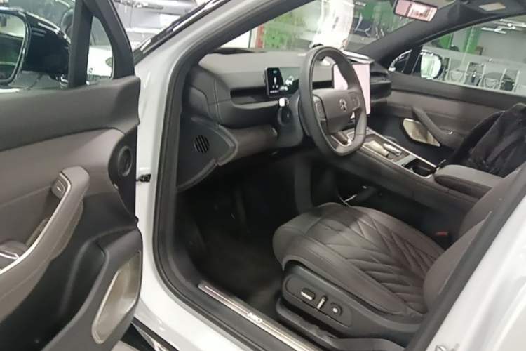 Used Nio ES6 2025 75 kWh Driver Seat