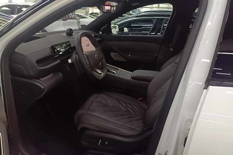 Used Nio ES6 2025 75 kWh Left Front Seat