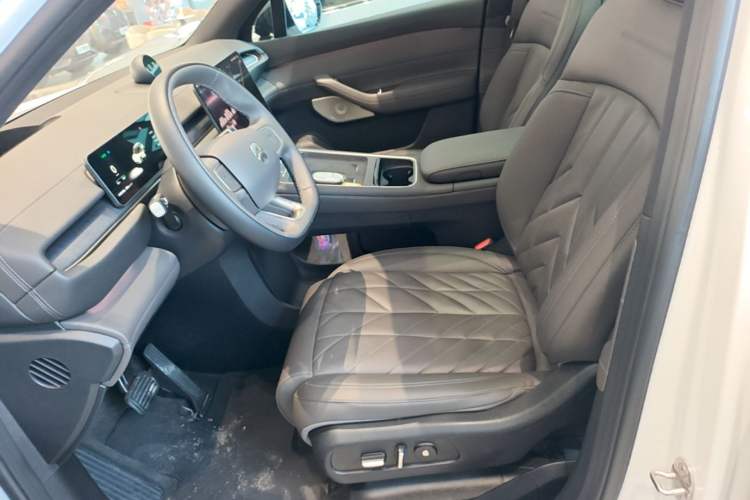 Used Nio ES6 2025 75 kWh Left Front Seat