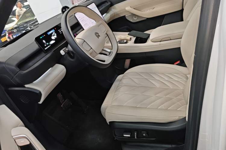 Used Nio ES6 2025 75 kWh Left Front Seat