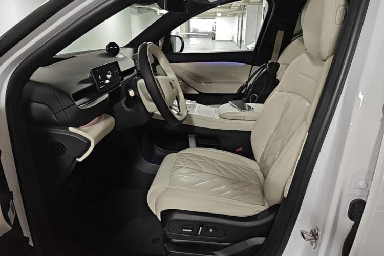 Used Nio ES6 2025 75 kWh Left Front Seat