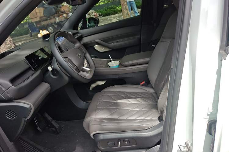 Used Nio ES6 2025 75 kWh Left Front Seat