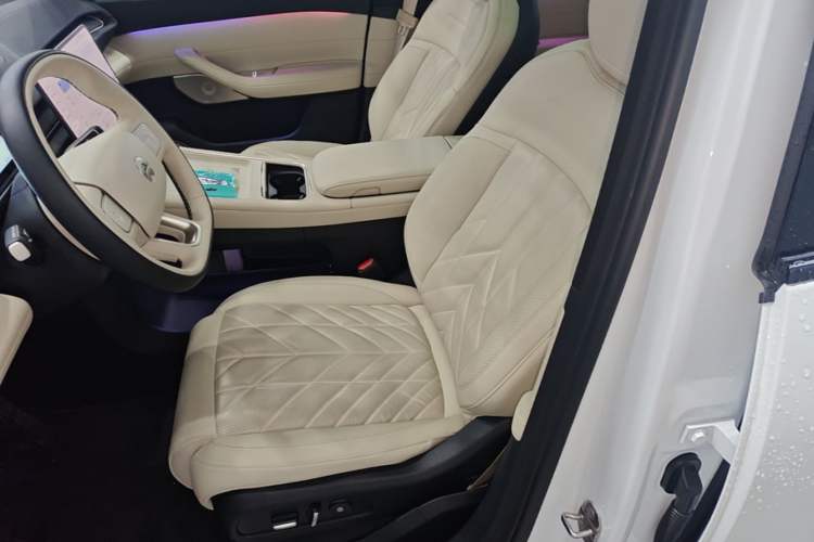 Used Nio ES6 2025 75 kWh Left Front Seat