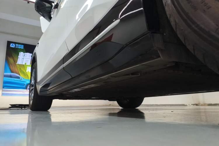 Used Nio ES6 2025 75 kWh Left Side Sill
