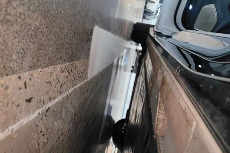 Used Nio ES6 2025 75 kWh Left Side Sill