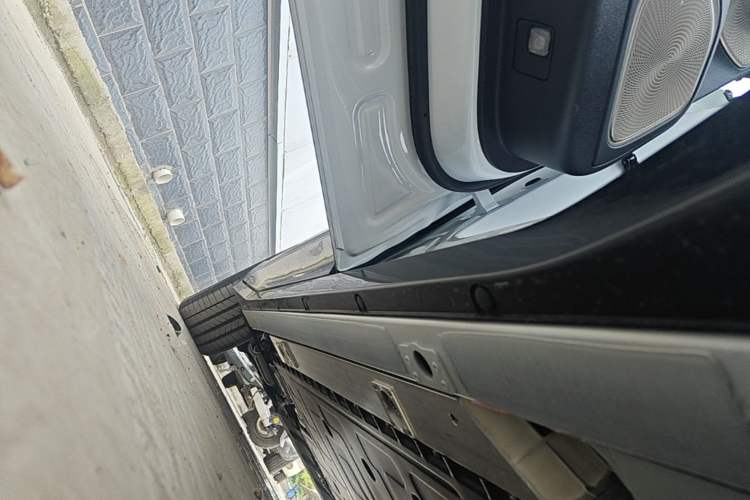 Used Nio ES6 2025 100 kWh Left Side Sill