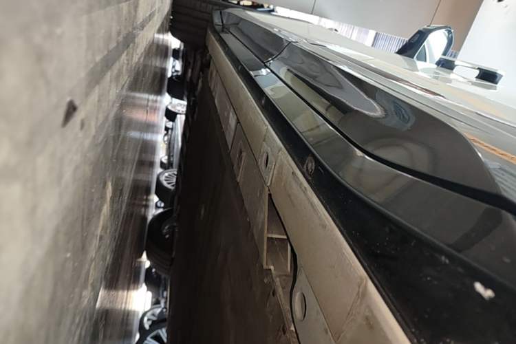 Used Nio ES6 2025 75 kWh Left Side Sill