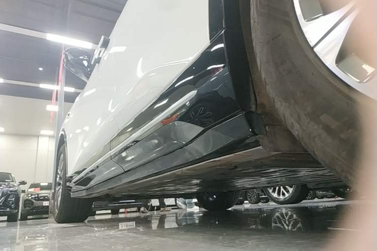Used Nio ES6 2025 75 kWh Left Side Sill
