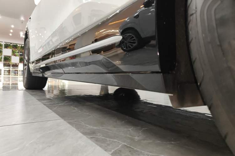 Used Nio ES6 2025 75 kWh Left Side Sill