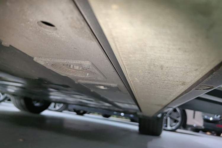 Used Nio ES6 2025 75 kWh Left Side Sill