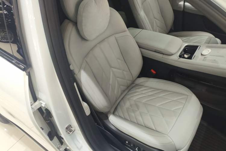 Used Nio ES6 2025 75 kWh Right Front Seat