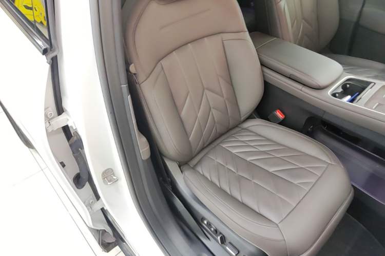 Used Nio ES6 2025 75 kWh Right Front Seat