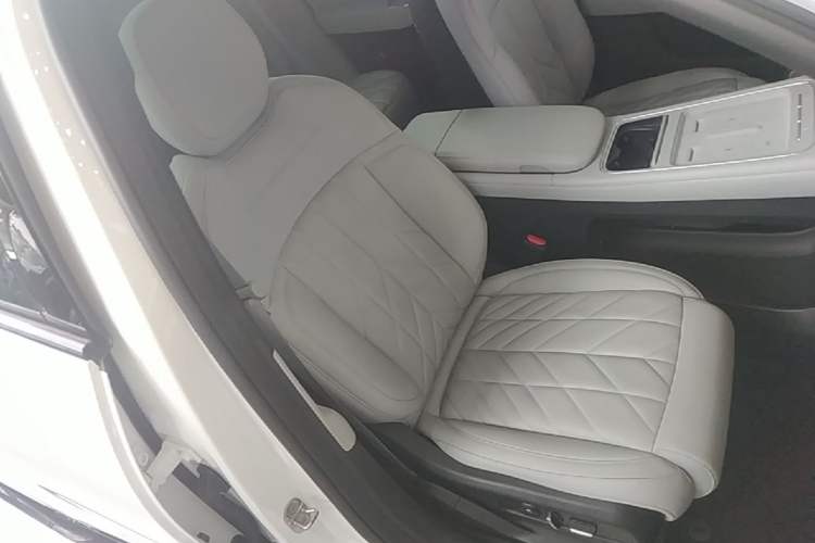 Used Nio ES6 2025 75 kWh Right Front Seat