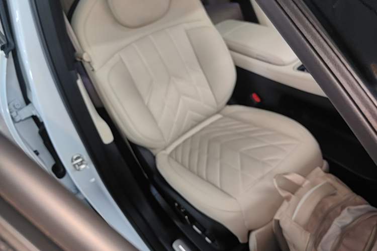 Used Nio ES6 2025 75 kWh Right Front Seat
