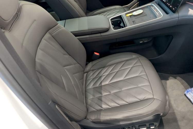 Used Nio ES6 2025 75 kWh Right Front Seat