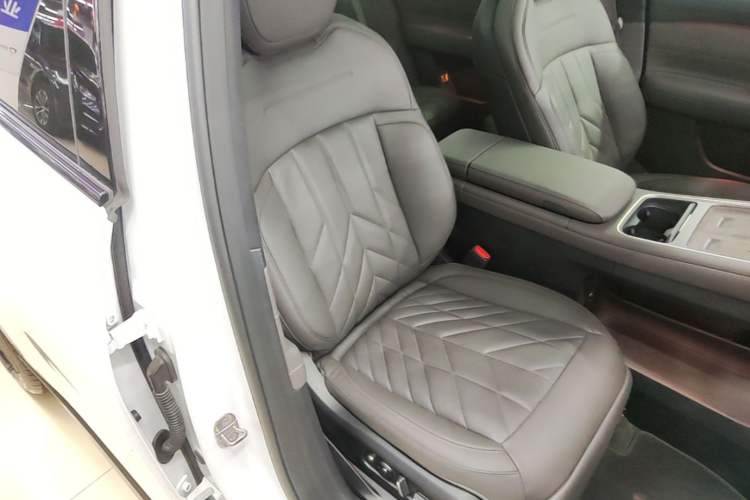 Used Nio ES6 2025 75 kWh Right Front Seat