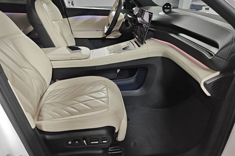 Used Nio ES6 2025 75 kWh Right Front Seat