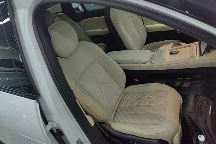 Used Nio ES6 2025 75 kWh Right Front Seat