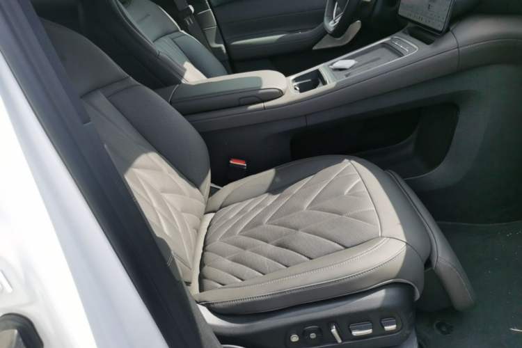Used Nio ES6 2025 75 kWh Right Front Seat