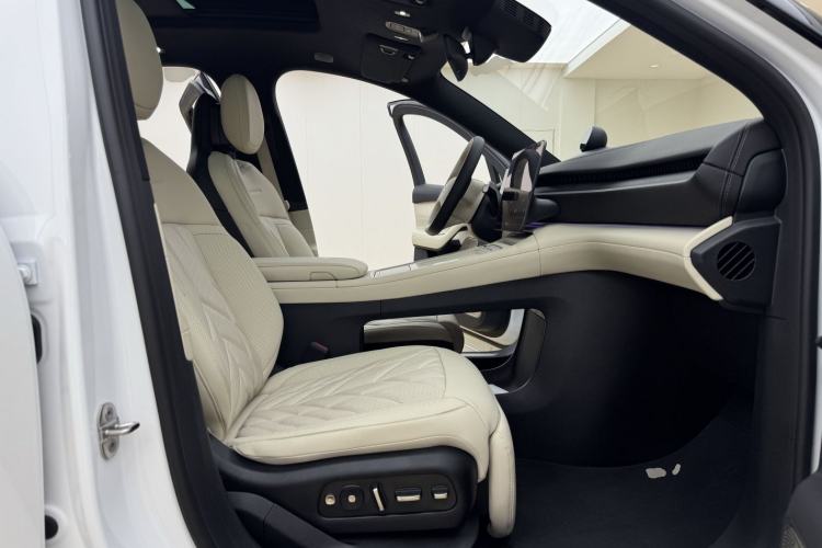 Used Nio ES6 2025 75 kWh Right Front Seat