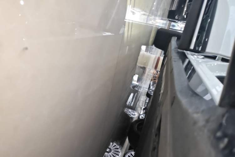 Used Nio ES6 2025 75 kWh Right Side Sill