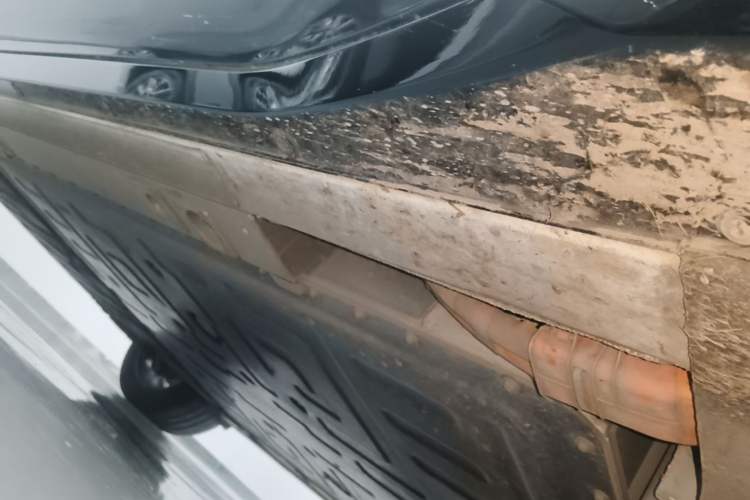Used Nio ES6 2025 75 kWh Right Side Sill