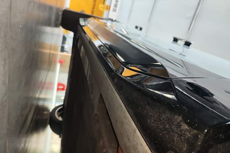 Used Nio ES6 2025 75 kWh Right Side Sill