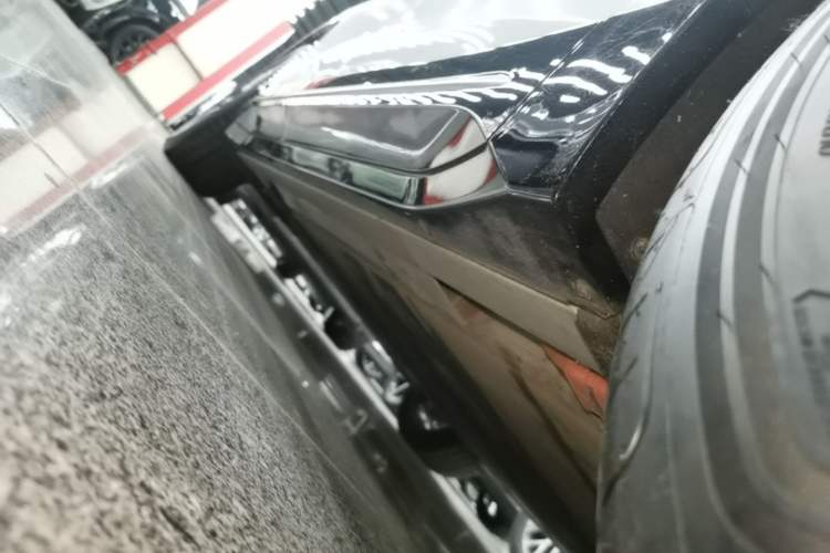 Used Nio ES6 2025 75 kWh Right Side Sill