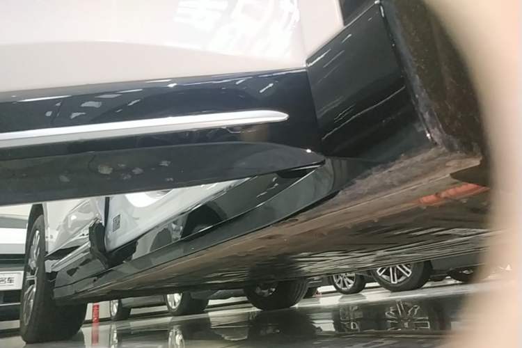 Used Nio ES6 2025 75 kWh Right Side Sill