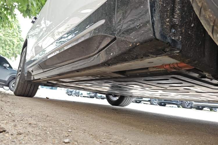 Used Nio ES6 2025 75 kWh Right Side Sill