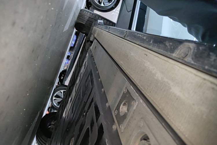 Used Nio ES6 2025 75 kWh Right Side Sill