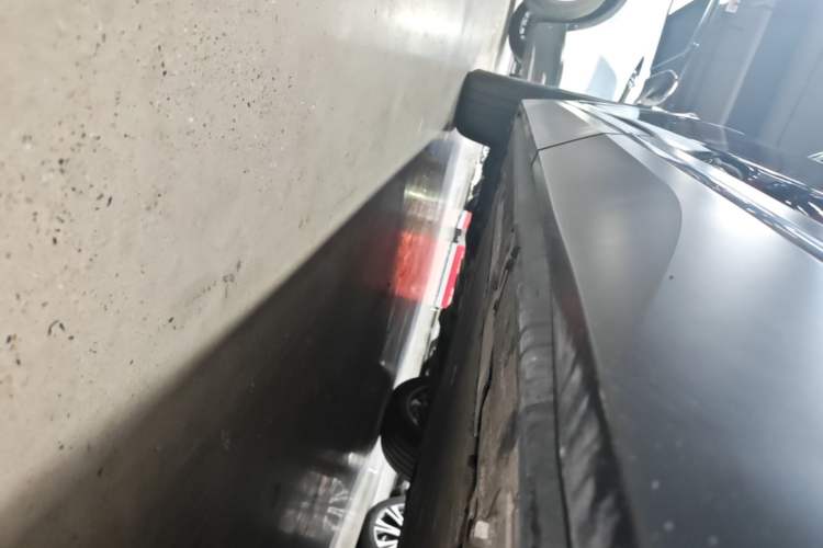 Used Nio ES7 2022 100 kWh Left Side Sill